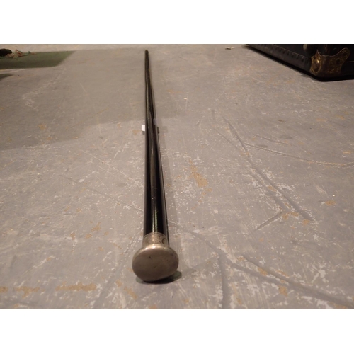 1118 - Silver topped walking cane on an ebony shaft, L: 110 cm, top is dented, shaft has age related scratc... 