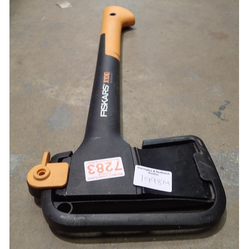 1998M - Fiskars fibreglass handled axe. P&P Group 1 (£14+VAT for the first lot and £1+VAT for subsequent lot... 