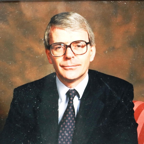 387 - John Major signature and photograph, 20 x 18 cm. P&P Group 2 (£18+VAT for the first lot and £3+VAT f... 