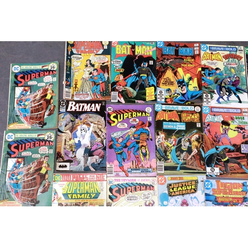 412 - DC comics: mixed titles including Justice League of America, The Flash, Bat Man, Superman and others... 