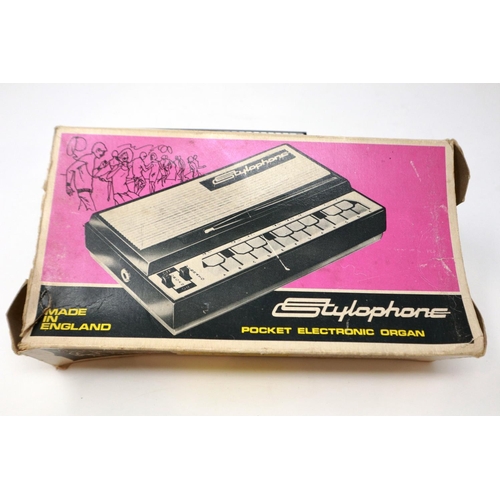 385A - Stylophone pocket electric organ with box, working at lotting. P&P Group 1 (£14+VAT for the first lo... 