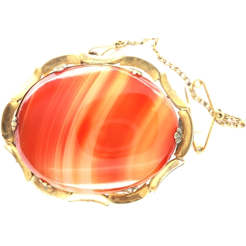 71 - Yellow metal and agate brooch, with safety chain, L: 50 mm. P&P Group 1 (£14+VAT for the first lot a... 