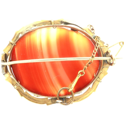 71 - Yellow metal and agate brooch, with safety chain, L: 50 mm. P&P Group 1 (£14+VAT for the first lot a... 