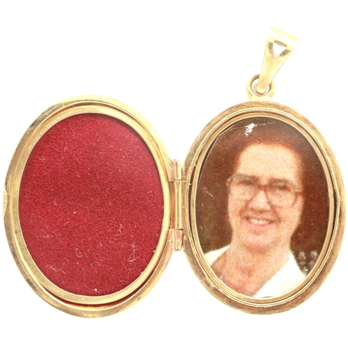 72 - 9ct gold pendant locket, H: 30 mm, 6.9g. P&P Group 1 (£14+VAT for the first lot and £1+VAT for subse... 