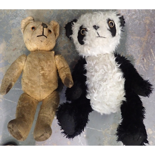 1213 - Two childrens plush teddy bears including a panda example. P&P Group 2 (£18+VAT for the first lot an... 