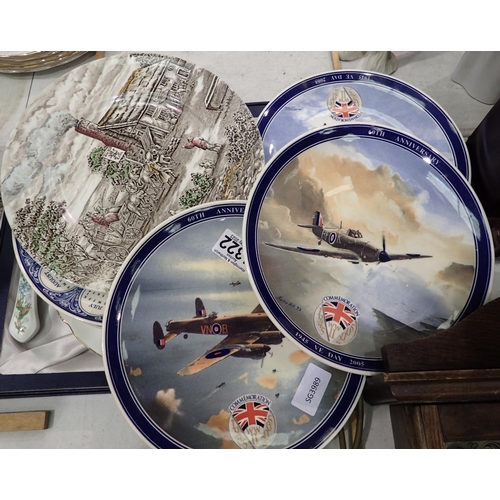 1322 - Boxed Aynsley cake plate set and mixed collectable plates. Not available for in-house P&P