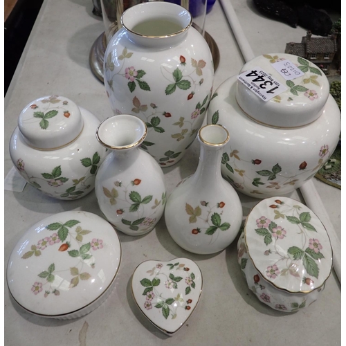 1344 - Eight pieces of Wedgwood in the Wild Strawberry pattern. P&P Group 3 (£25+VAT for the first lot and ... 