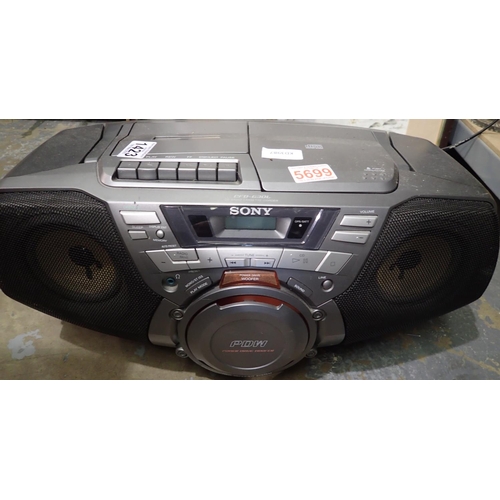 1423 - Sony Power Drive woofer CD radio cassette-corder, model CFD-G3DL. Not available for in-house P&P