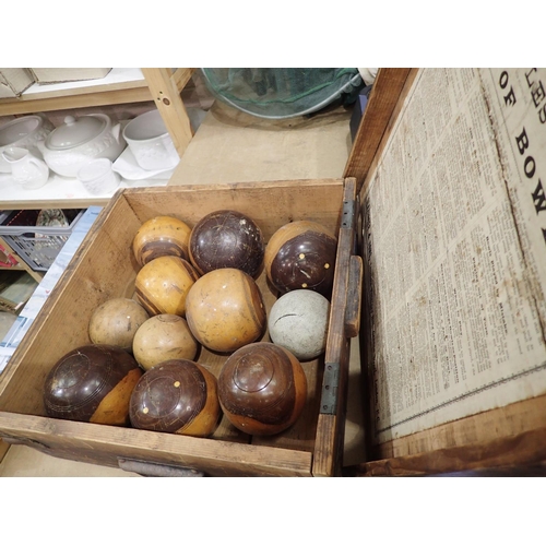 1425 - Set of vintage lawn bowls in a wooden case. Not available for in-house P&P