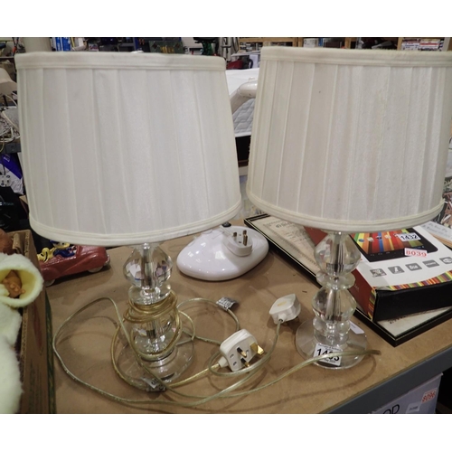 1433 - Pair of table lamps with crystal stems, largest H: 45 cm. Not available for in-house P&P