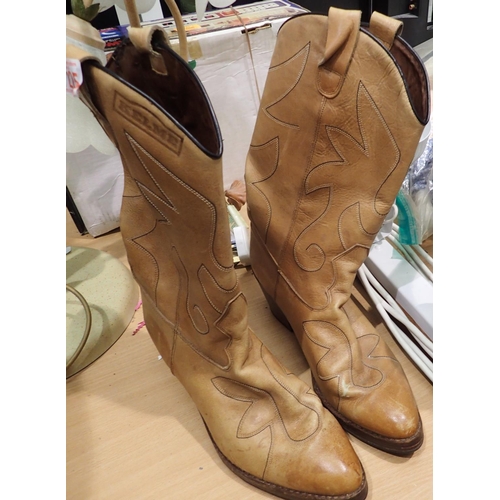 1486 - Pair of Kelme handcrafted leather cowboy Western boots, size 12 - 13. P&P Group 2 (£18+VAT for the f... 