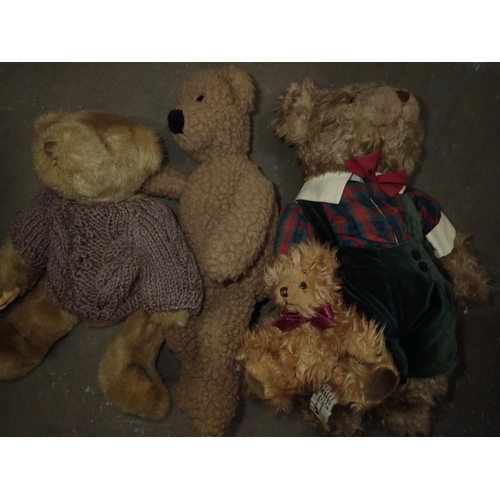 1520 - Mixed teddy bears in a wooden box. Not available for in-house P&P