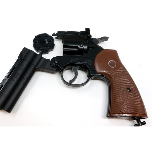 2121 - Crosman 357 CO2 revolver, with spare magazines, cartridges and pellets, cased. P&P Group 2 (£18+VAT ... 