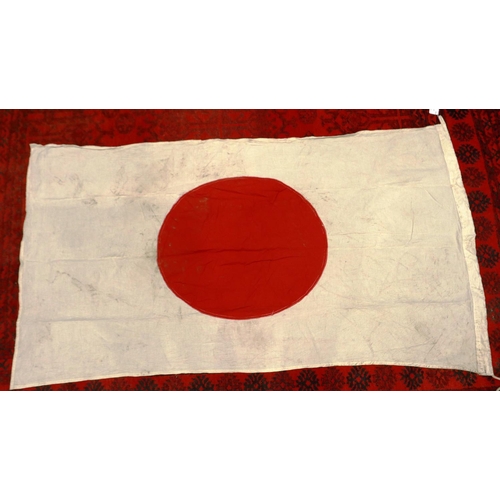 2162 - WWII Japanese flag, 90 x 150 cm. P&P Group 1 (£14+VAT for the first lot and £1+VAT for subsequent lo... 