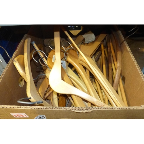 1443 - Large quantity of vintage wooden coat hangers. Not available for in-house P&P