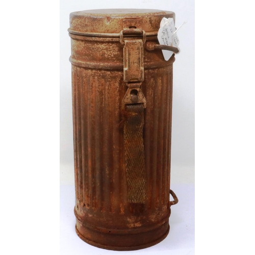 2201 - WWII German Afrika Korps gas mask canister. P&P Group 3 (£25+VAT for the first lot and £5+VAT for su... 