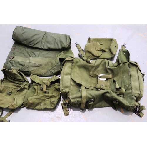 2202 - An American Gulf War period kit bag with contents. P&P Group 3 (£25+VAT for the first lot and £5+VAT... 