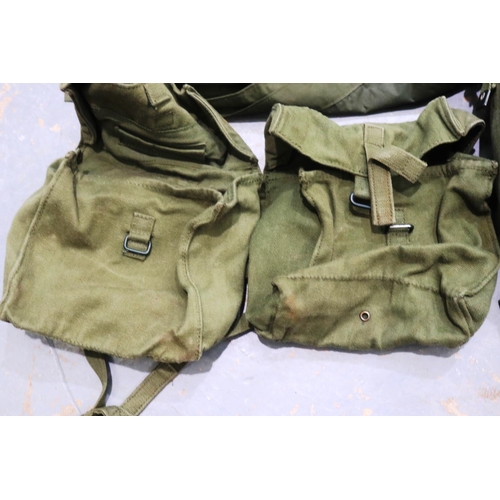 2202 - An American Gulf War period kit bag with contents. P&P Group 3 (£25+VAT for the first lot and £5+VAT... 