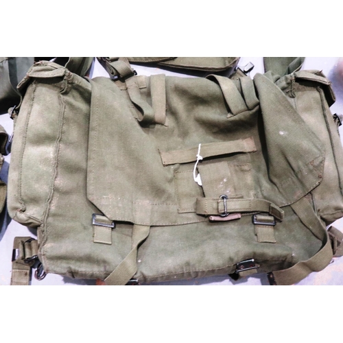 2202 - An American Gulf War period kit bag with contents. P&P Group 3 (£25+VAT for the first lot and £5+VAT... 