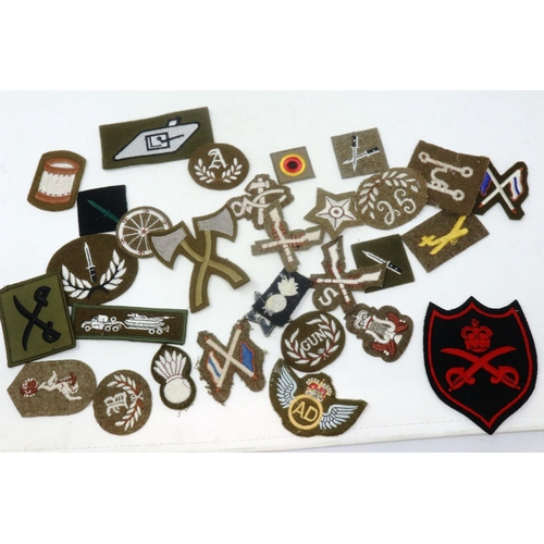 2225 - Thirty military trade/unit badges. P&P Group 1 (£14+VAT for the first lot and £1+VAT for subsequent ... 