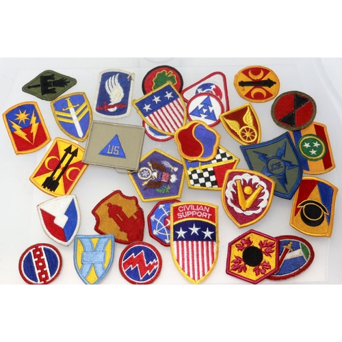 2226 - Thirty US embroidered patches/formation signs. P&P Group 1 (£14+VAT for the first lot and £1+VAT for... 