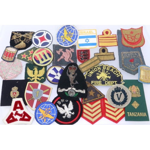 2237 - Thirty overseas and foreign embroidered sleeve patches. P&P Group 1 (£14+VAT for the first lot and £... 