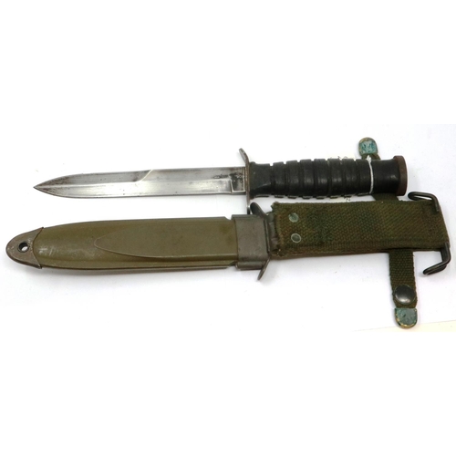 2259 - WWII US 1943 fighting knife with M8A1 sheath. P&P Group 3 (£25+VAT for the first lot and £5+VAT for ... 