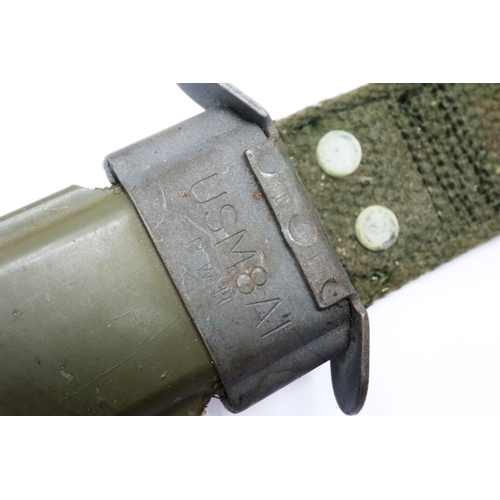 2259 - WWII US 1943 fighting knife with M8A1 sheath. P&P Group 3 (£25+VAT for the first lot and £5+VAT for ... 