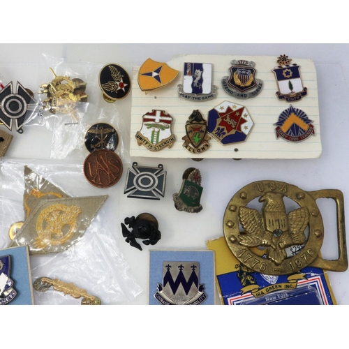 2288 - Mixed US metal badges and uniform buttons. P&P Group 1 (£14+VAT for the first lot and £1+VAT for sub... 