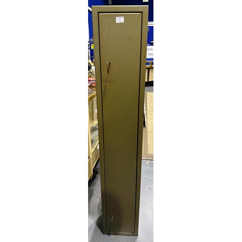 2150A - A single door gun safe, with keys. Not available for in-house P&P