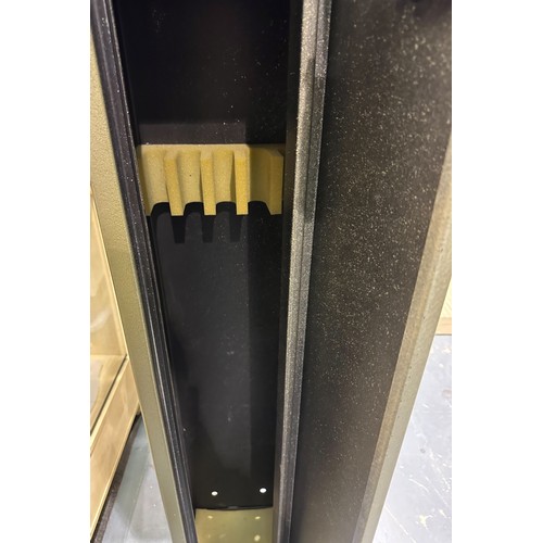 2150A - A single door gun safe, with keys. Not available for in-house P&P