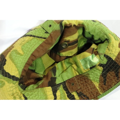 195 - Two American Vietnam war period boonie hats and a Special Forces badged beret (3). P&P Group 2 (£18+... 