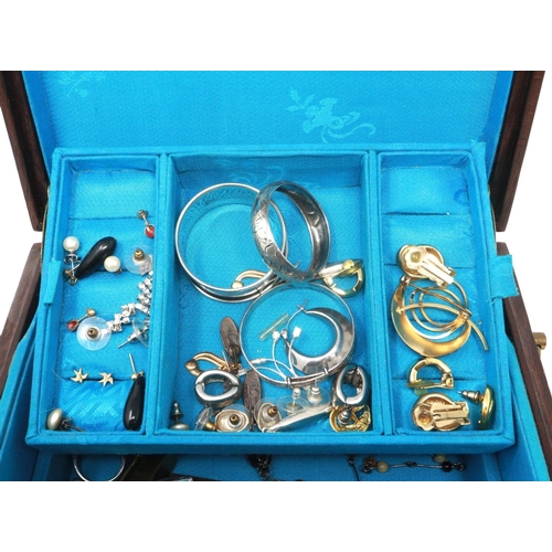 101 - Oriental hardwood jewellery box with mainly silver jewellery contents. P&P Group 1 (£14+VAT for the ... 