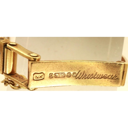 110 - ACCURIST: 9ct gold ladies wristwatch on a 9ct gold bracelet, working at lotting, total weight 17.8g.... 