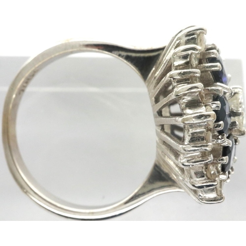 16 - 18ct white gold diamond and sapphire set ring, size J, 7.1g. P&P Group 1 (£14+VAT for the first lot ... 