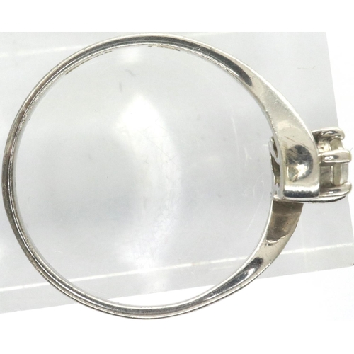 31 - 9ct white gold ring with Cubic Zirconia stone, size O, 1.6g. P&P Group 1 (£14+VAT for the first lot ... 