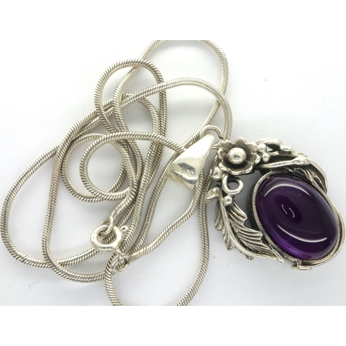 40 - 925 silver pendant necklace set with an amethyst cabochon, chain L: 54cm, 2.0g. P&P Group 1 (£14+VAT... 