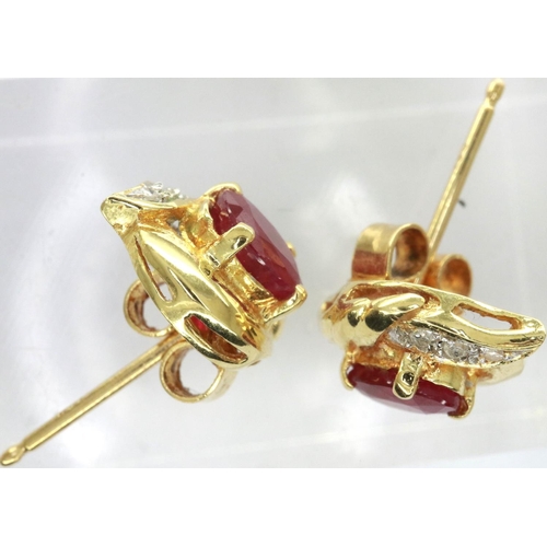 42 - 18ct gold ruby set stud earring, 2.1g. P&P Group 1 (£14+VAT for the first lot and £1+VAT for subsequ... 