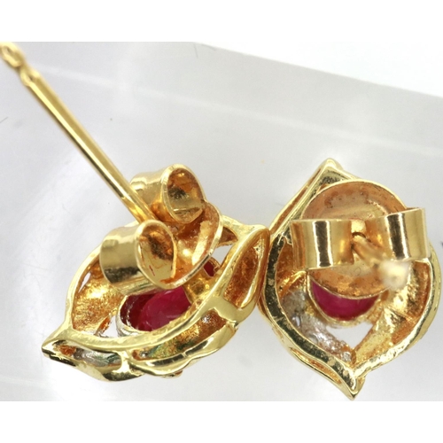 42 - 18ct gold ruby set stud earring, 2.1g. P&P Group 1 (£14+VAT for the first lot and £1+VAT for subsequ... 