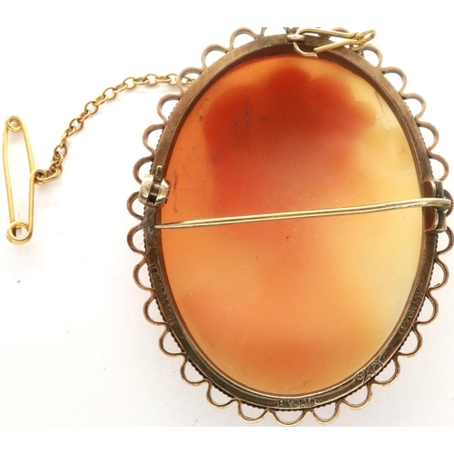 90 - Shell cameo brooch on a yellow metal mount, with safety chain, 40 x 60 mm. P&P Group 1 (£14+VAT for ... 