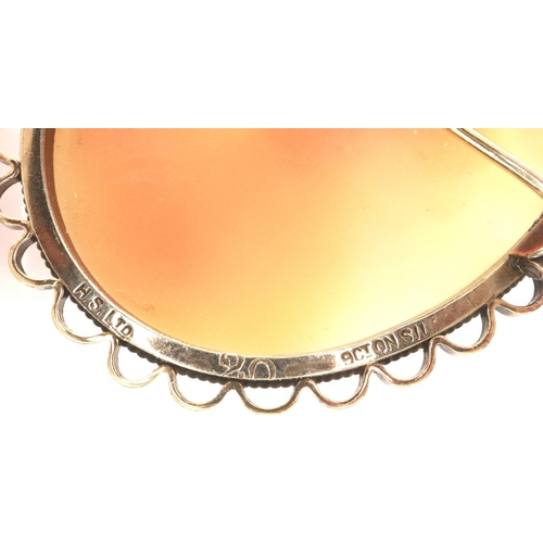 90 - Shell cameo brooch on a yellow metal mount, with safety chain, 40 x 60 mm. P&P Group 1 (£14+VAT for ... 