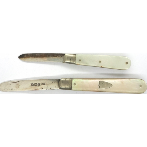181 - Two hallmarked silver fruit knives. P&P Group 1 (£14+VAT for the first lot and £1+VAT for subsequent... 