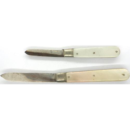 181 - Two hallmarked silver fruit knives. P&P Group 1 (£14+VAT for the first lot and £1+VAT for subsequent... 