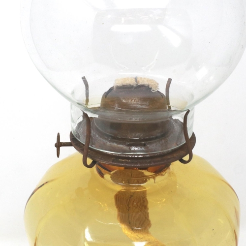 355 - An American amber glass oil lamp, with chimney, H: 53 cm. Not available for in-house P&P