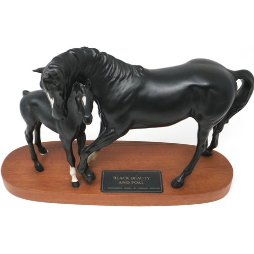 202 - Beswick matte Black Beauty and Foal on wooden plinth, H: 20 cm. P&P Group 2 (£18+VAT for the first l... 