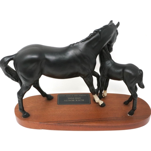 202 - Beswick matte Black Beauty and Foal on wooden plinth, H: 20 cm. P&P Group 2 (£18+VAT for the first l... 