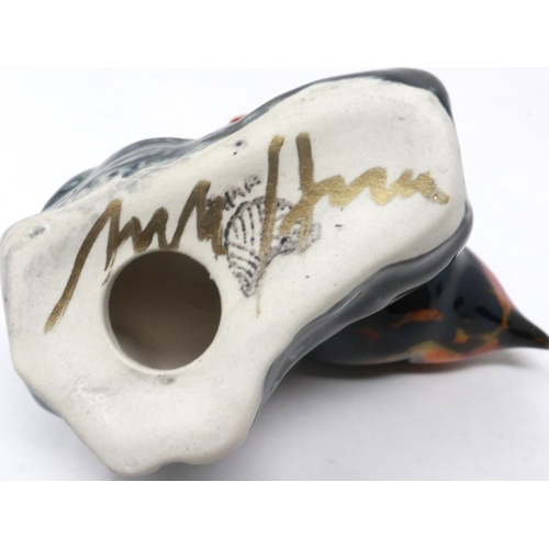 211 - Anita Harris bird wren, signed in gold, H: 80 mm. P&P Group 1 (£14+VAT for the first lot and £1+VAT ... 