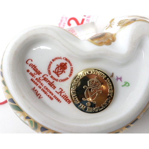 213 - Royal Crown Derby cottage garden kitten with gold stopper, H: 50 mm. P&P Group 1 (£14+VAT for the fi... 
