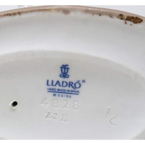 262 - Lladro Cinderella figurine, H: 25 cm, no cracks or chips. P&P Group 2 (£18+VAT for the first lot and... 