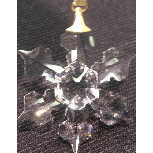 318 - Boxed Swarovski crystal glass snowflake Christmas ornament. P&P Group 2 (£18+VAT for the first lot a... 